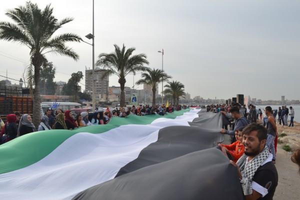 صور: رفع أطول راية علم فلسطيني في مدينة (صور) اللبنانية