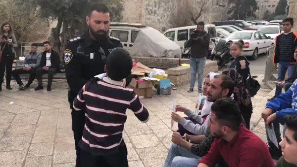فيديو: شرطي إسرائيلي ينتزع كوفية طفل أمام باب العمود