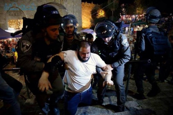 الاحتلال يعتقل عدداً من المواطنين بالقدس.. والشبان يحطمون سيارة إسرائيلية