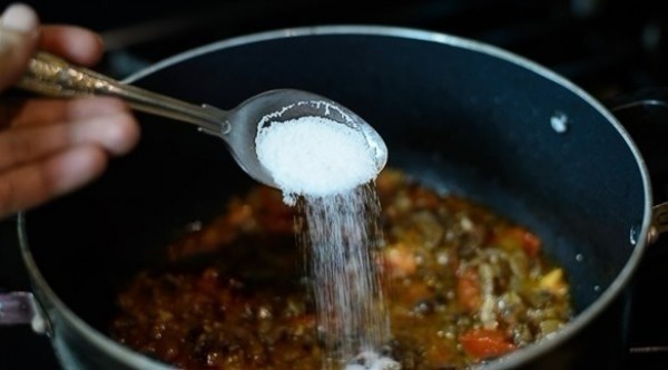 6 وسائل سهلة للتخلص من الملح الزائد في الطعام