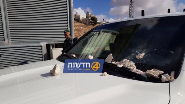 رشق سيارة وزير الأمن الاسرائيلي بالحجارة في ابوديس