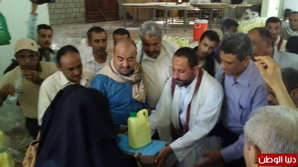 مجموعة أخوان ثابت تدشن توزيع 2700 سلة غذائية على معلمي الحوك بالحديدة