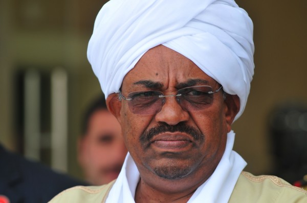 البشير مرتدياً الزي العسكري: نريد الشهادة واللحاق بالسابقين
