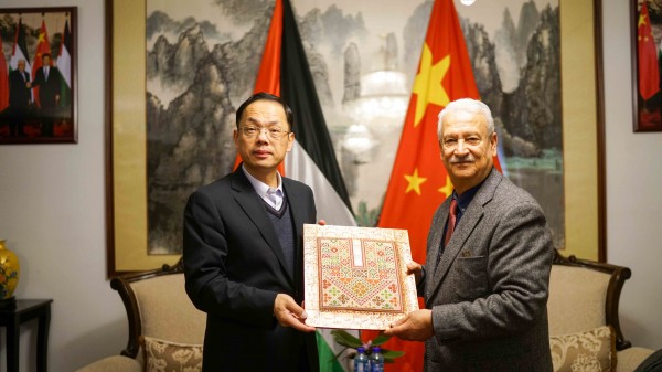 جامعة بيرزيت تكرّم السفير الصيني لدعمه التعليم وانتهاء مهامه بفلسطين