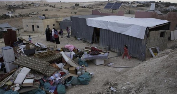 فيديو: إرغام عائلة من 10 أفراد على هدم منزلها في النقب