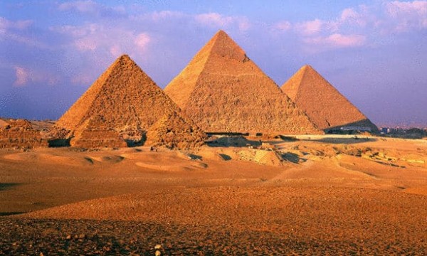 الآثار المصرية تنفي منح إدارة أهرامات الجيزة لشركة إماراتية