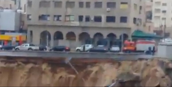 فيديو: لحظة انهيار شارع بالأردن بسبب المنخفض