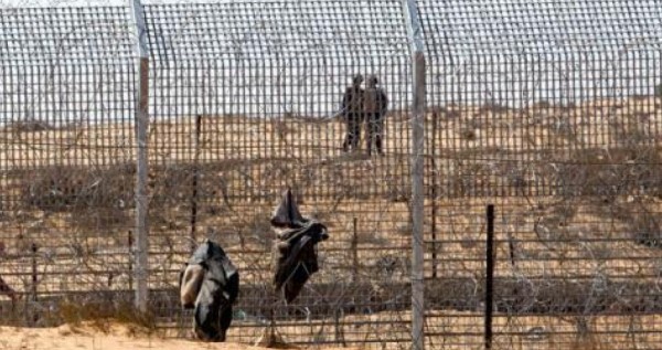 الاحتلال يعتقل فلسطينييْن بزعم اجتيازهما السياج الفاصل جنوب قطاع غزة