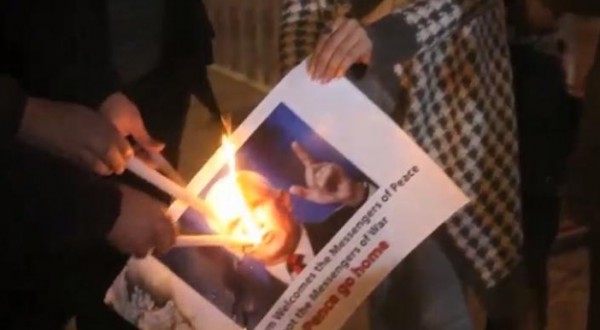 صور: فلسطينيون يحرقون صور نائب الرئيس الأميركي أمام كنيسة المهد