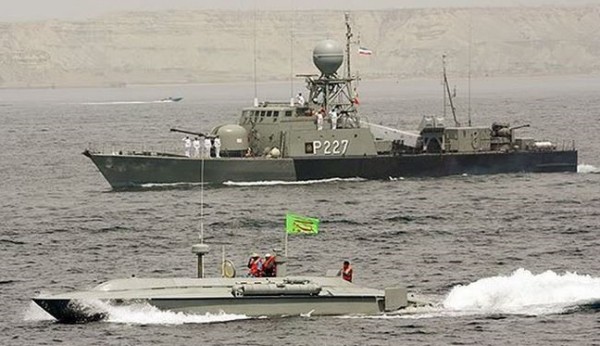 خلال مناورات لها.. البحرية الإيرانية تطلق صاروخ (كروز) المطور