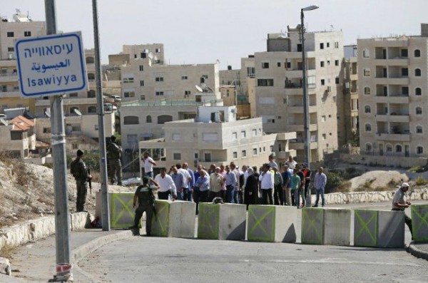 صلاة "الجمعة" على مدخل العيسوية ردًا على اعتداءات الاحتلال