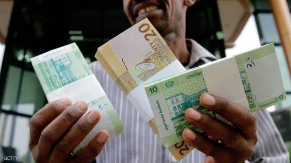 السودان يخفض سعر عملته أمام الدولار