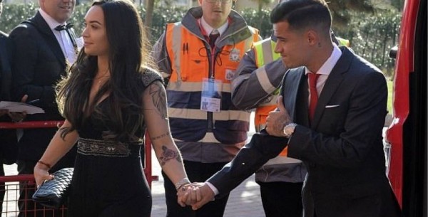 زوجة كوتينيو تهدي برشلونة لاعباً جديداً