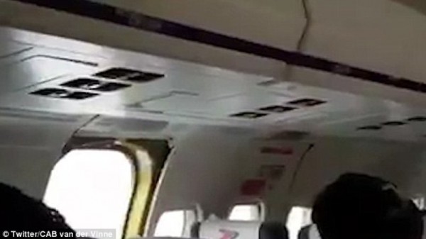 فيديو: لحظات رعب.. سقط باب طائرة وعاش ركابها