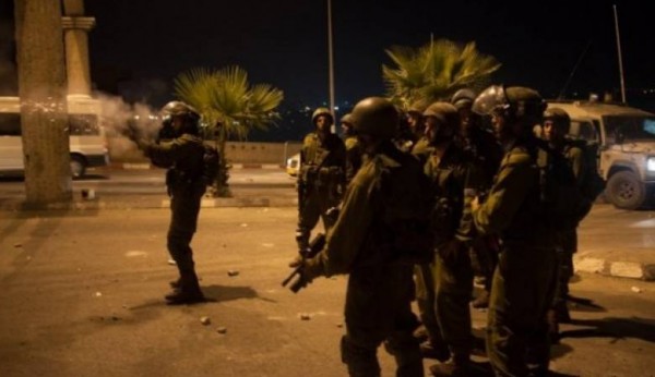 الاحتلال يعتقل 28 فلسطينياً في الضفة والقدس ويزعم ضبط أسلحة وذخيرة
