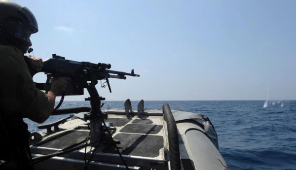 الزوارق الإسرائيلية تستهدف مراكب الصيادين في بحر شمال القطاع