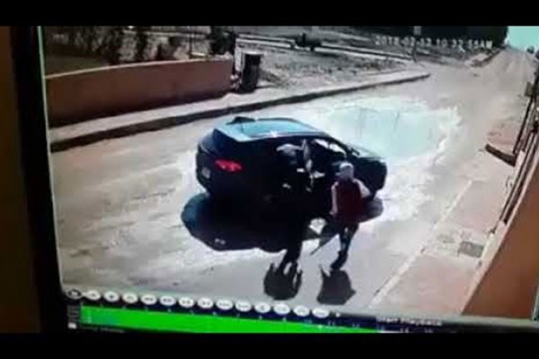 فيديو.. سائق سيارة ذكي ينجو بأسرته من سطو مسلح