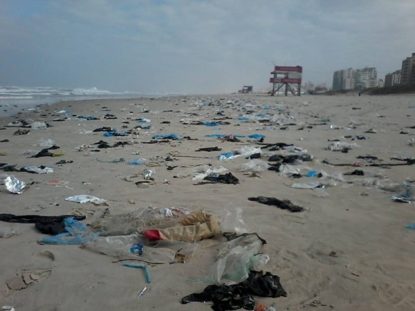 مركز معا...المخلفات البلاستيكية تغرق شواطئ قطاع غزة وتهدد البيئة البحرية