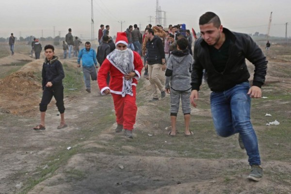 بعد إصابته.. مُجَسِّد (بابا نويل) بغزة يُقاضي قادة إسرائيل