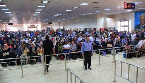 الاحتلال يمنع سفر 8 مواطنين من معبر الكرامة