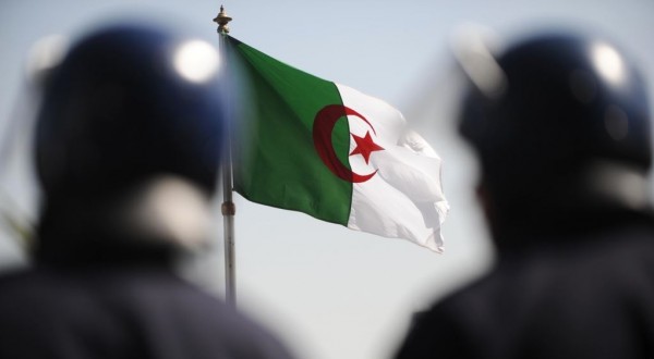 اكتشاف مخبأ ضخم للأسلحة والذخيرة في الجزائر