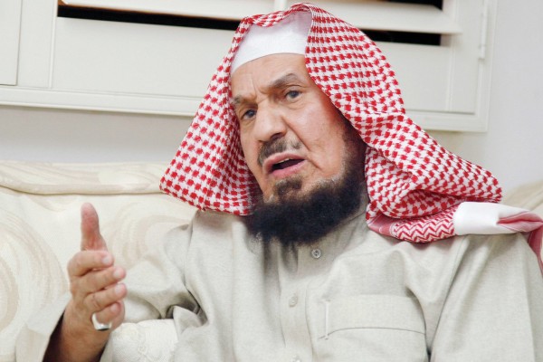 داعية سعودي يوضح حقيقة فتواه حول "إرضاع الكبير"