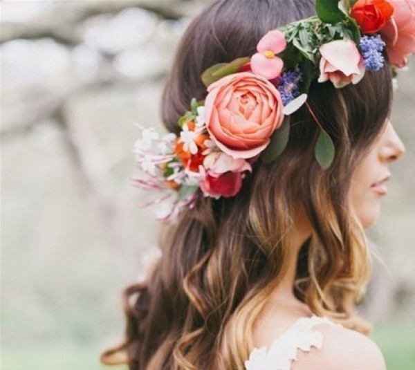 صور: إطلالة العروس أكثر روعة مع أكاليل الأزهار