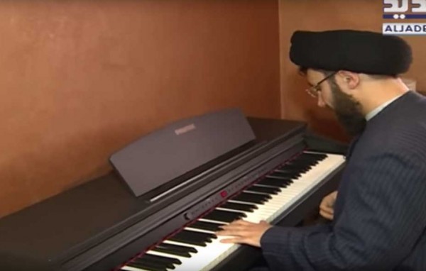فيديو: شيخ شيعي يدافع عن ظهوره يلعب الموسيقى مرتديا عمامته