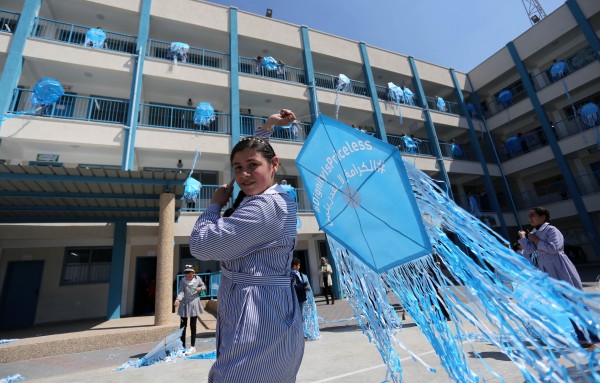 طلبة المدارس بغزة يطالبون بدعم (أونروا) عبر طائراتهم الورقية