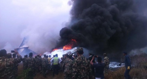فيديو وصور: 50 قتيلًا بتحطم طائرة ركاب بنغلادشية