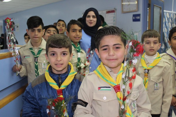 مجموعة خليل الرحمن الكشفية توزع الورود على ممرضات المستشفى الأهلي
