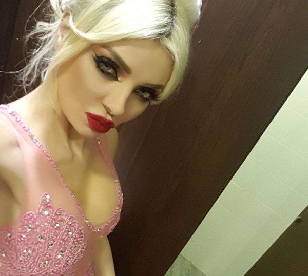 ميريام كلينك ترتدي "المايوه" وتُعبر عن غضبها لمنعها من الترشح بالإنتخابات اللبنانية
