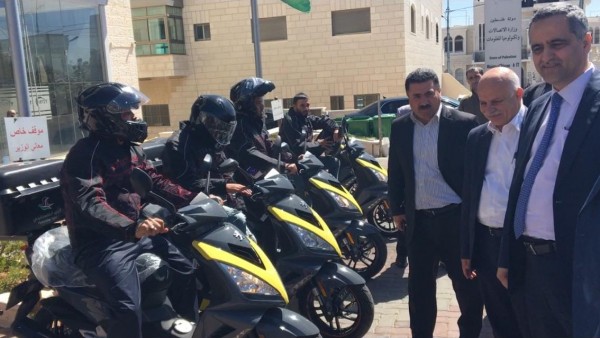 وزير الاتصالات يُسلّم البريد مجموعة من الدراجات النارية
