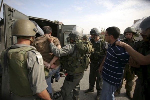 الاحتلال يعتقل شابيْن من بلدة حزما في القدس