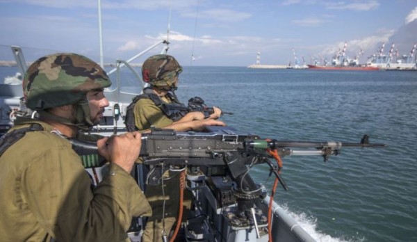 زوارق الاحتلال تفتح نيران رشاشاتها تجاه مراكب الصيادين شمال غزة