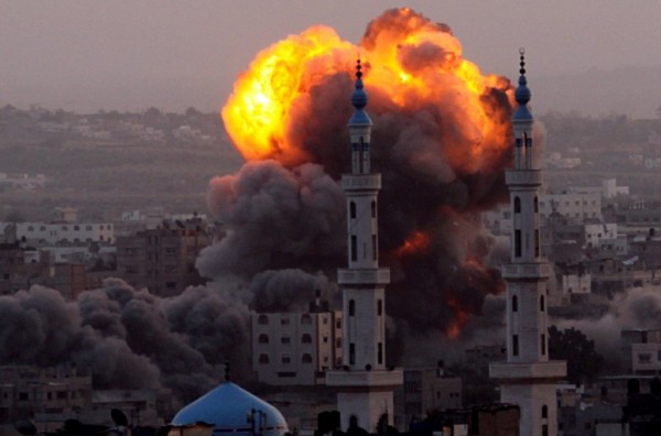موقع عبري: لعبة التفجيرات على حدود غزة خطيرة والحرب مسألة وقت
