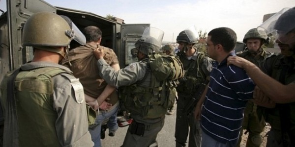 الاحتلال يعتقل ثمانية مواطنين بالضفة ويصادر آلاف الشواكل