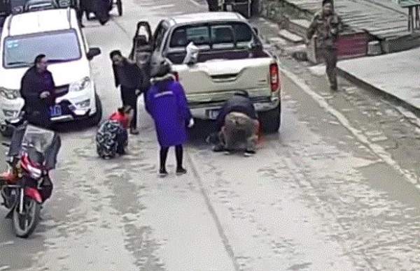 فيديو: حاولت إنقاذ طفلها فصدمتهما شاحنة
