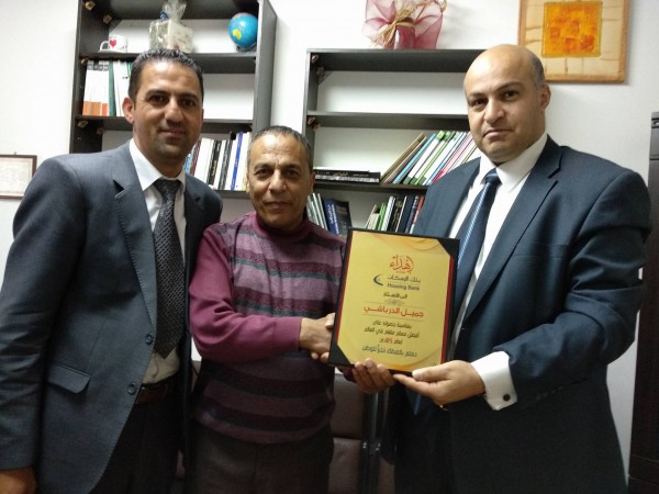 المعلم "جميل الدرباشي" يحصل على جائزة أفضل معلم مُلهم بالعالم