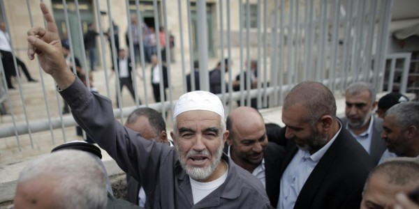 محكمة الاحتلال تُحوّل الشيخ رائد صلاح للحبس المنزلي بكفر كنا