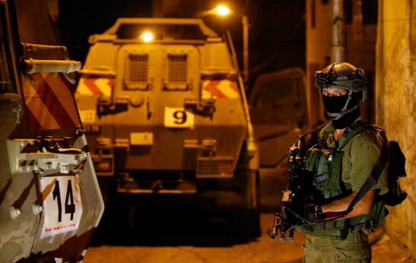 الاحتلال يعتقل 11 فلسطينياً بالضفة ويصادر 100 ألف شيكل بالخليل