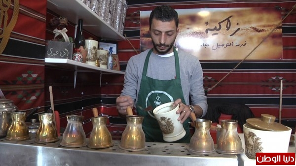 فيديو: صحفي من رام الله يُبدع بإعداد القهوة على الرمل