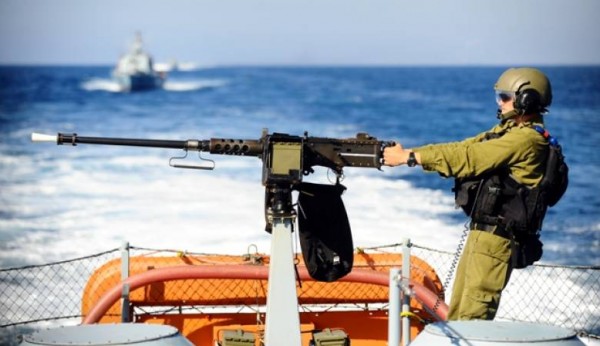 زوارق الاحتلال تستهدف مراكب الصيادين قبالة شواطئ بحر غزة
