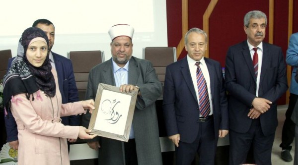 إدعيس يكرم المشاركين في دورات حفظ القران الكريم بالجامعة العربية الامريكية