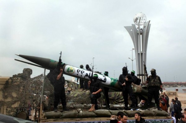 لأول مَرة بشكل عَلني.. القسام يُطلق صواريخ من غزة تجاه البحر