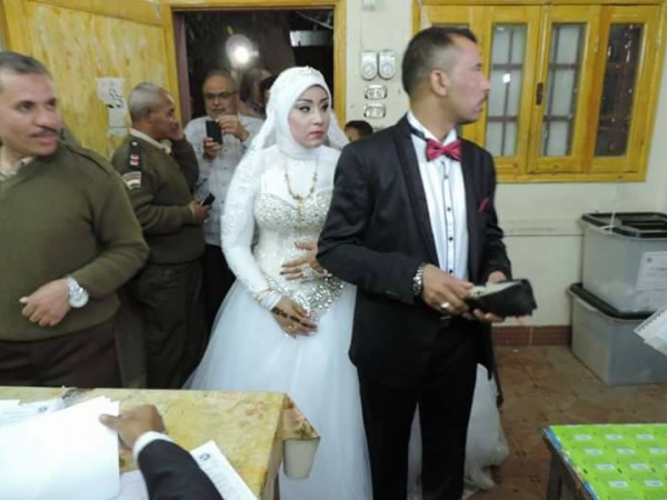 عروسان بمصر يصوتان للسيسى فى انتخابات الرئاسة 2018