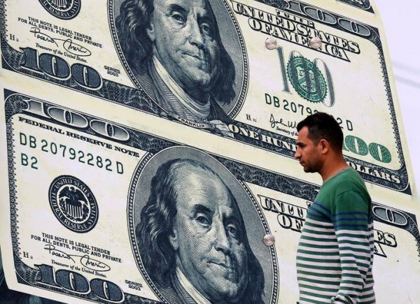 الدولار يضرب العملات الكبرى