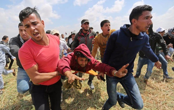 شاهد: 15 شهيداً وأكثر من 1400 إصابة برصاص الاحتلال بمسيرات العودة بقطاع غزة