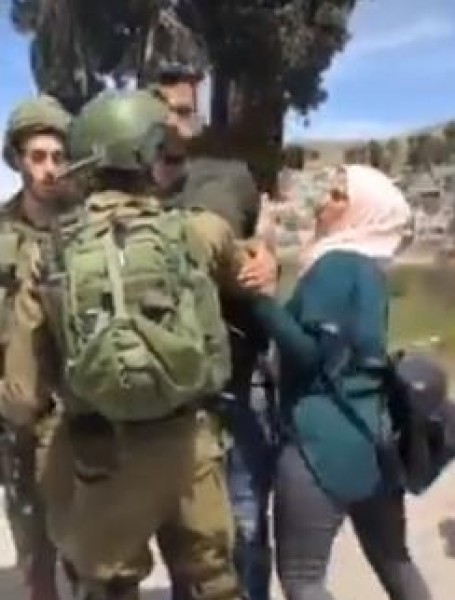 فيديو: صرخت بوجه الاحتلال "طخني".. فتاة فلسطينية تحاول إنقاذ خطيبها من الاعتقال بالخليل