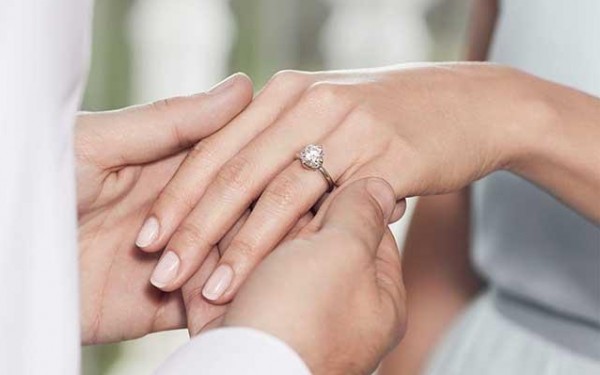 فيديو.. خاتم الزفاف: كيف تعرفين القياس المثالي لك؟